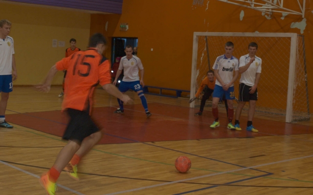 Vienybė-Jaunimas (balta apranga) su anykštėnais žaidė kietai. Todėl baudos smūgiai prie mūsiškių vartų buvo gana dažni. L. Dūdaitės nuotr. Vienybė-Jaunimas (balta apranga) su anykštėnais žaidė kietai. Todėl baudos smūgiai prie mūsiškių vartų buvo gana dažni. L. Dūdaitės nuotr.