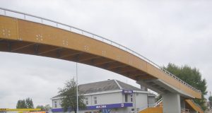 Kazlų Rūdos bendrovės „Jūrės medis“ klijuotos medienos konstrukcijų gaminys – Vievio viadukas. Tai tarsi mūsų projekto simbolis: keliai jungia žmones ir jų siekius