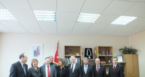 ES parlamento narė Vilija Blinkevičiūtė (centre) per vizitą rajono mero kabinete.