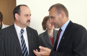 Buvęs pretendentas į Seimo narius E.Vilimas (kairėje) Seimo rinkimų antrajame ture nežada remti nė vieno kandidato