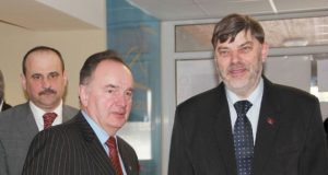 Kovo 11-osios iškilmingame minėjime susitikę Seimo narys E.Klumbys (iš dešinės)