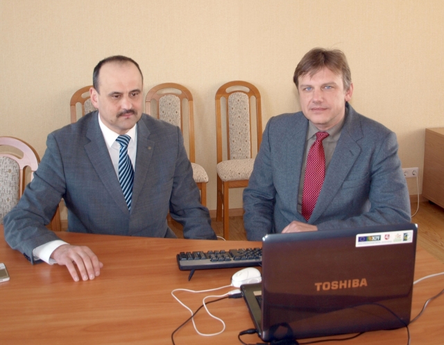 Rajono vicemeras Egidijus Vilimas (kairėje)  ir Švietimo skyriaus vedėjas Aurimas Laužadis. D.Zibolienės nuotr.