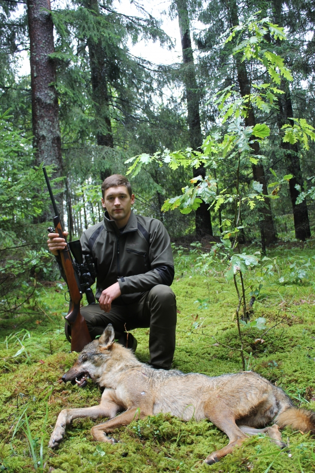 Simas Juodakys prie Aukštakalnių kaime sumedžioto vilko. Asmeninio albumo nuotr.