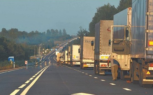 Pasienyje nusidriekė milžiniškos vilkikų eilės. Eltos nuotr.