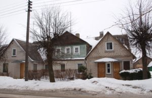 Malkos – aplinką teršiantis kuras? Vilniaus g. 13-ojo namo trijų butų gyventojams neleidžiama šildyti patalpų malkomis: esą šis kuras teršia aplinką.