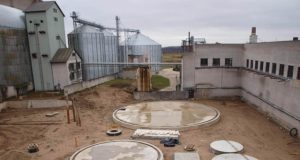 Obelių spirito varyklos teritorijoje jau sumontuoti bioreaktoriaus pamatai.