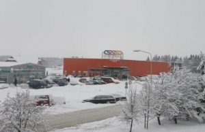 Šventės – darbymetis kelininkams, gelbėtojams ir elektrikams Sniegas užkimšo miesto gatves ir mašinų stovėjimo aikšteles