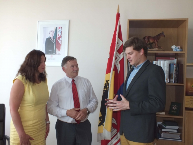 Maltos ordino vadovai Rasa Stukienė ir  Eitvydas Bingelis (dešinėje) su rajono meru Vytautu Viliu sutarė maltiečių veiklos klausimais pasitarti dažniau.  A. Minkevičienės nuotr.