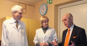 Rajono ligoninės direktorius Raimundas Martinėlis (iš kairės)