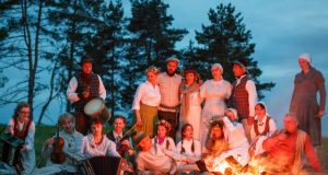 Filmas "Virsmas" apie Joninių tradicijas filmuotas ant Moškėnų piliakalnio. D. Baltakio nuotr.