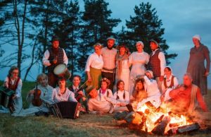 Filmas "Virsmas" apie Joninių tradicijas filmuotas ant Moškėnų piliakalnio. D. Baltakio nuotr.