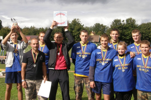 Jūžintų komanda džiaugėsi iškovotais Lietuvos virvės traukimo čempionato sidabro medaliais. L.Dūdaitės nuotr.