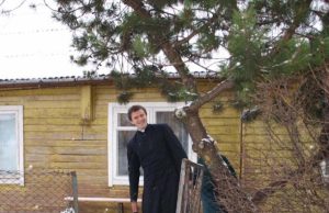 Kunigas Audrius Vogulis  kviečia tikinčiuosius į naktines adoracijas. D.Zibolienės nuotr.