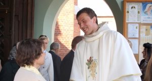 Vikaras Audrius Vogulis gali išvykti į kitą parapiją. D.Zibolienės nuotr.