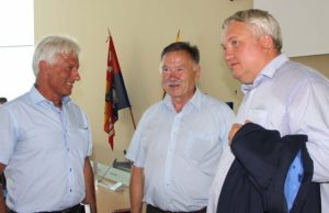 Vietos veiklos grupės kūrimąsi aptaria (iš kairės) Velykalnio bendruomenės pirmininkas Stasys Mekšėnas