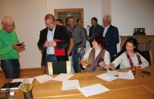 Vietos veiklos grupės steigėjai parašais ir spaudais patvirtino naujos organizacijos įkūrimą. D. Zibolienės  nuotr.