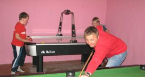 Biliardą žaisti mėgsta ir projekto iniciatorius V.Jocys. N.Byčkovskio nuotr.