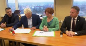 Po sutarties pasirašymo - šypsenos