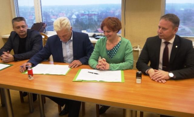 Po sutarties pasirašymo - šypsenos