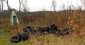 Ne vienoje rajono poilsio aikštelėje „puikuojasi“ krūvos padangų. V.Uldukio nuotr.