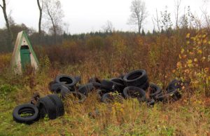Ne vienoje rajono poilsio aikštelėje „puikuojasi“ krūvos padangų. V.Uldukio nuotr.