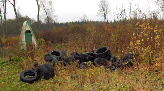 Ne vienoje rajono poilsio aikštelėje „puikuojasi“ krūvos padangų. V.Uldukio nuotr.
