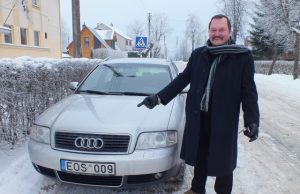 Romas Kundelis prie savo automobilio. R.Kundelio archyvo nuotr.