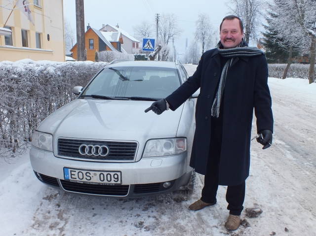 Romas Kundelis prie savo automobilio. R.Kundelio archyvo nuotr.