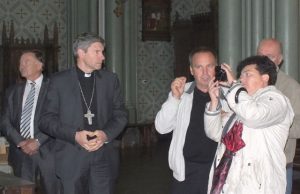 Aukštus svečius lydėjęs rajono meras Vytautas Vilys (kairėje) iš pirmų lūpų išgirdo apie mūsų krašto kultūros paveldo problemas. Šalia - vyskupas Lionginas Virbalas ir Kultūros paveldo departamento direktorė Diana Varnaitė Rokiškio bažnyčioje. A. Minkevičienės nuotr.