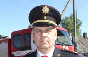 Už beveik 38-erių metų tarnybą Algirdui Vyšniauskui įteiktas Valstybinės priešgaisrinės gelbėjimo tarnybos pasižymėjimo ženklas - trečiojo laipsnio kryžius „Artimui pagalbon“.