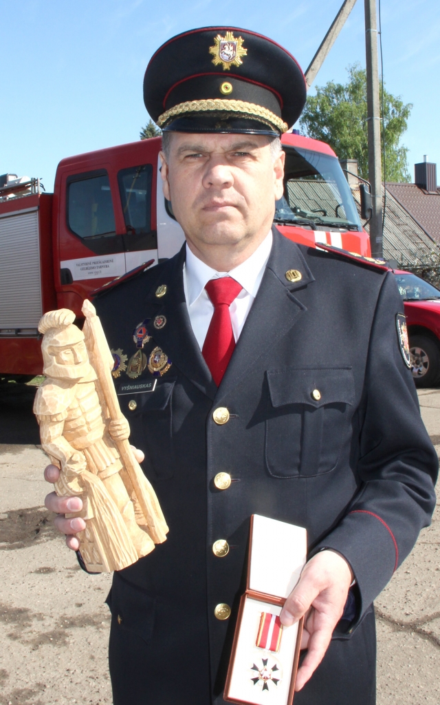 Už beveik 38-erių metų tarnybą Algirdui Vyšniauskui įteiktas Valstybinės priešgaisrinės gelbėjimo tarnybos pasižymėjimo ženklas - trečiojo laipsnio kryžius „Artimui pagalbon“. Už beveik 38-erių metų tarnybą Algirdui Vyšniauskui įteiktas Valstybinės priešgaisrinės gelbėjimo tarnybos pasižymėjimo ženklas - trečiojo laipsnio kryžius „Artimui pagalbon“.