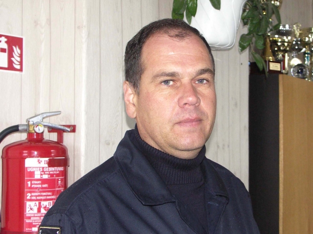 Rokiškio priešgaisrinės gelbėjimo tarnybos viršininkas Algirdas Vyšniauskas jau 25-erius metus skuba padėti į nelaimę patekusiems žmonėms. D.Zibolienės nuotr. Rokiškio priešgaisrinės gelbėjimo tarnybos viršininkas Algirdas Vyšniauskas jau 25-erius metus skuba padėti į nelaimę patekusiems žmonėms. D.Zibolienės nuotr.