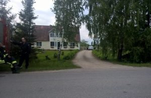 Specialiųjų tarnybų brigados laukia atvykstančių išminuotojų.