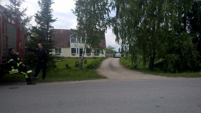 Specialiųjų tarnybų brigados laukia atvykstančių išminuotojų.