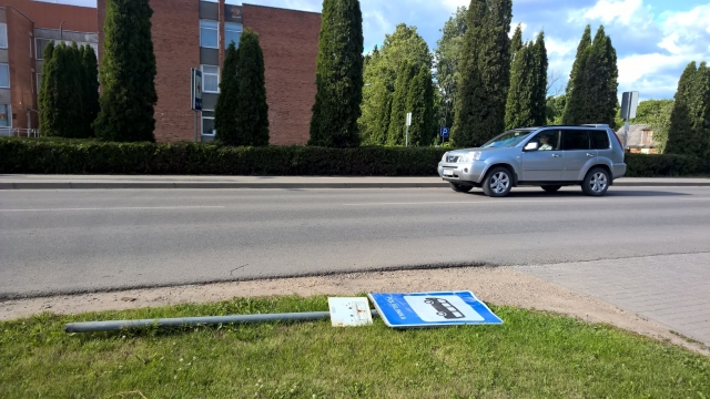 Sutvarkyti nuvirtusio ženklo niekas neskuba...