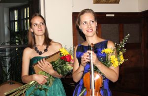 Simona (kairėje) ir Justina po baigiamojo koncerto dvare  -  laimingos.