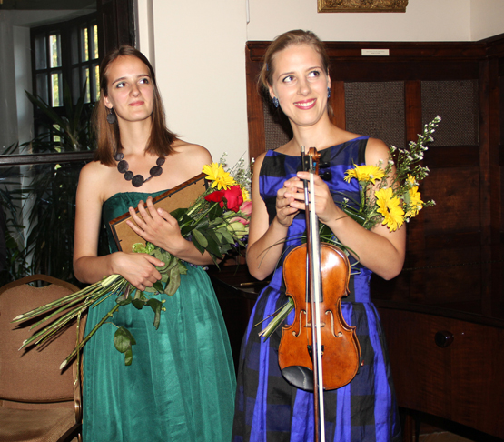 Simona (kairėje) ir Justina po baigiamojo koncerto dvare  -  laimingos.