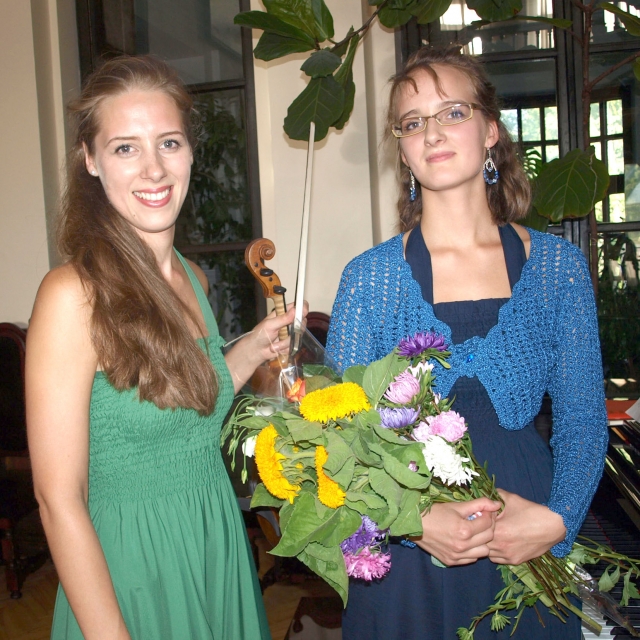 Simona ir Justina Zajančauskaitės: „Vasaros šiluma jau paliko mus Simona ir Justina Zajančauskaitės: „Vasaros šiluma jau paliko mus