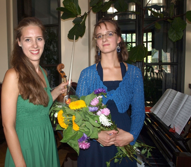 Klasikinės muzikos festivalį dovanoja kraštietės Simona ir Justina Zajančauskaitės. N. Byčkovskio nuotr. Klasikinės muzikos festivalį dovanoja kraštietės Simona ir Justina Zajančauskaitės. N. Byčkovskio nuotr.