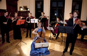 Klasikinės muzikos koncerte žiūrovams pritrūko kėdžių Lietuvių ir prancūzų muzikantai padovanojo Rokiškiui ir savo talentus