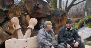 V.Zakarka (kairėje) ir E.Titas sukūrė dvi skulptūras ir šešis suoliukus. V.Zakarkos asmeninio archyvo nuotr.