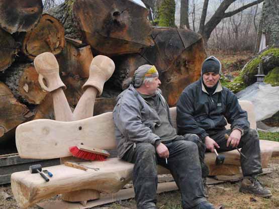 V.Zakarka (kairėje) ir E.Titas sukūrė dvi skulptūras ir šešis suoliukus. V.Zakarkos asmeninio archyvo nuotr.