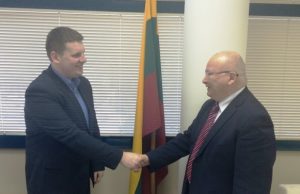 Bendradarbiavimo sutartį pasirašė LiJOT prezidentas Mantas Zakarka (kairėje) ir VRK pirmininkas Zenonas Vaigauskas. J. Spaičio nuotr.