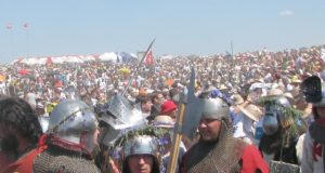 Mūšio dalyvių šarvai ir mantijos žavėjo šimtatūkstantinę minią.