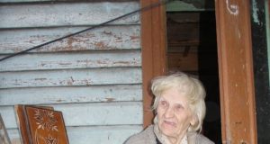 Kūrėja Elena Zalogaitė padėjo Obelių seniūnijos darbuotojams išeksponuoti darbus