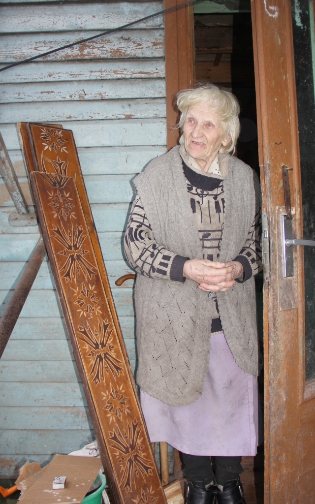 Kūrėja Elena Zalogaitė padėjo Obelių seniūnijos darbuotojams išeksponuoti darbus