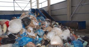 Atliekų perkrovimo stotyje tarp šiukšlių maišų rastas negyvas žmogus.