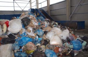 Atliekų perkrovimo stotyje tarp šiukšlių maišų rastas negyvas žmogus.