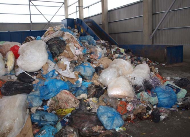 Atliekų perkrovimo stotyje tarp šiukšlių maišų rastas negyvas žmogus. Atliekų perkrovimo stotyje tarp šiukšlių maišų rastas negyvas žmogus.