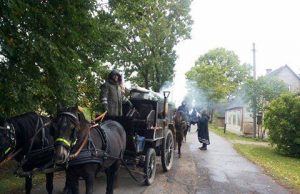 Žygeivių kolona trumpam stabtelėjo Suvainiškyje. Indrės Vairienės nuotr.